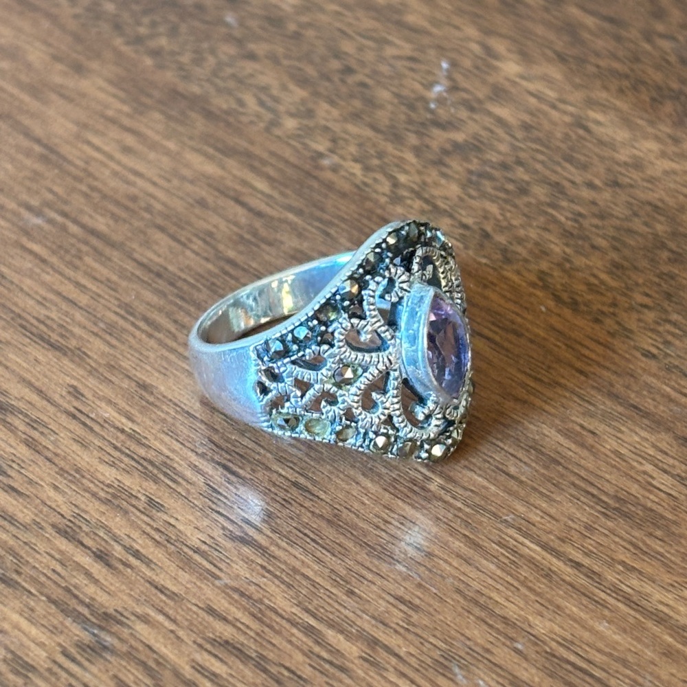 Size 8 ring - Picture 8 of 11